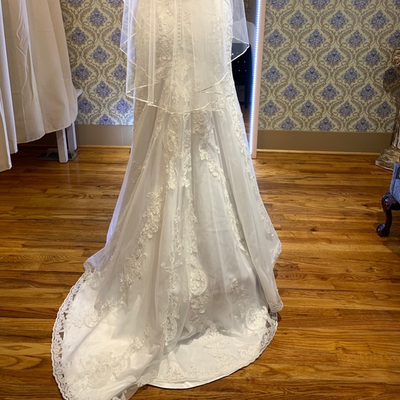 Ivory lace wedding dress, sheath silhouette - Picture 4 of 8